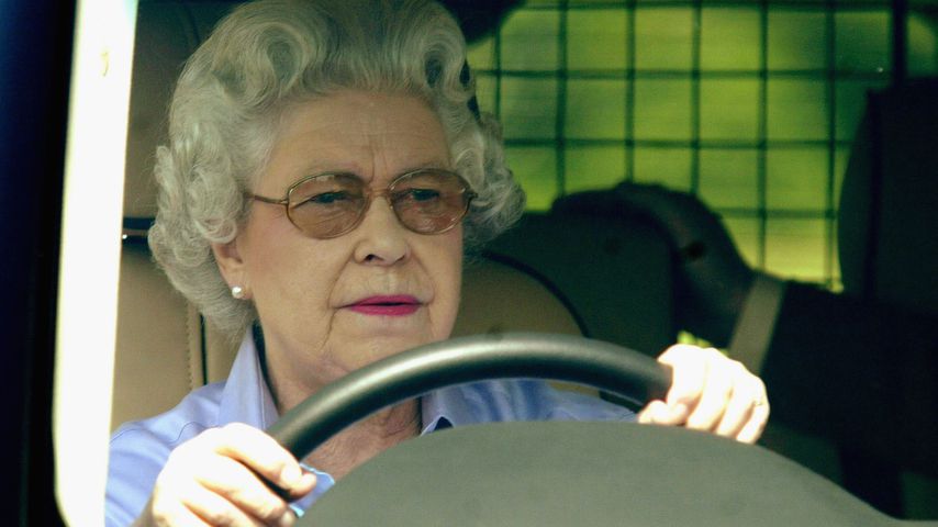 Aus dem Weg! Hier düst die Queen persönlich zur Pferde-Show