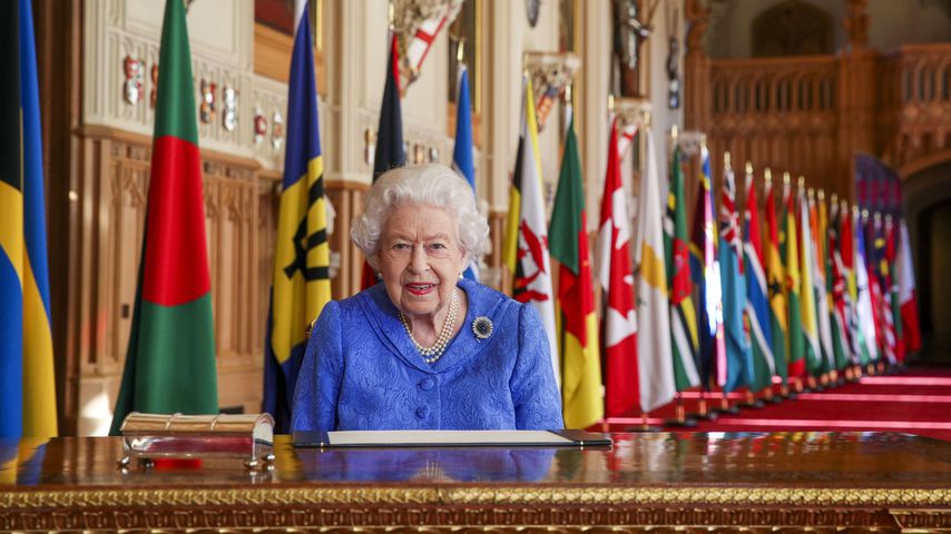Für kranken Prinz Philip? Queen trägt Flitterwochen-Brosche