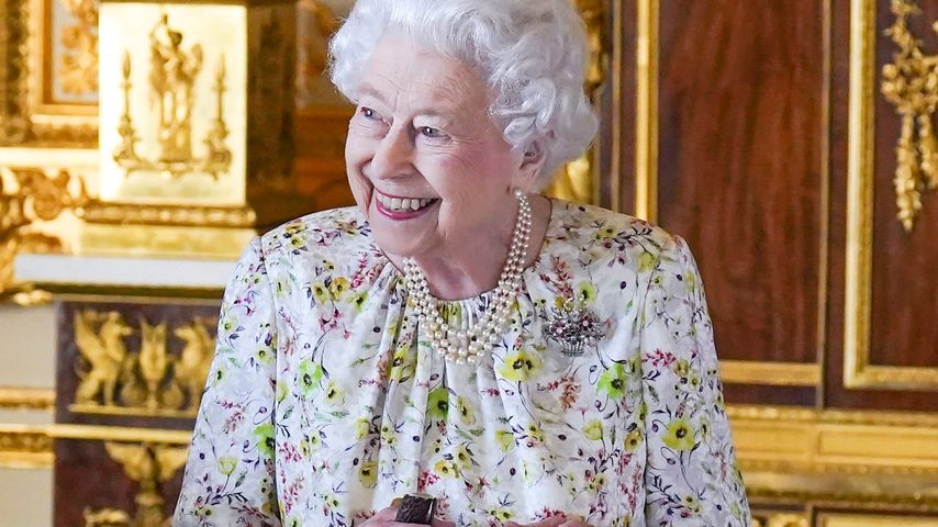 Nach Krankheit: Queen tritt in Blumenkleid und mit Stock auf
