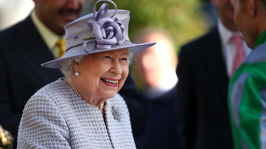 Queen Elizabeth II. nach einem Pferderennen