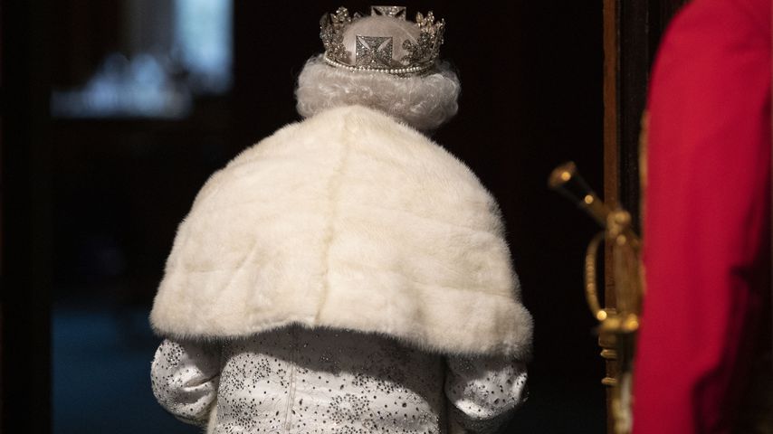 Queen Elizabeth II. hält sich mit einem Echtpelz warm