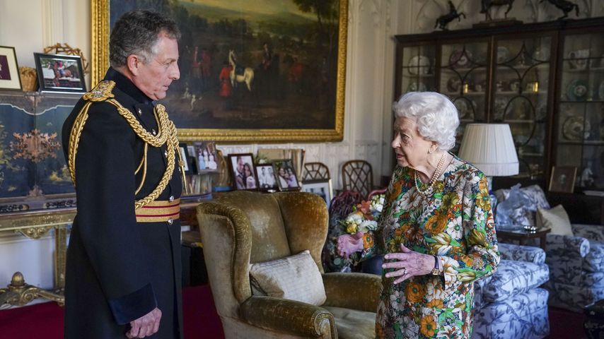 Queen Elizabeth II. trifft General Sir Nick Carter