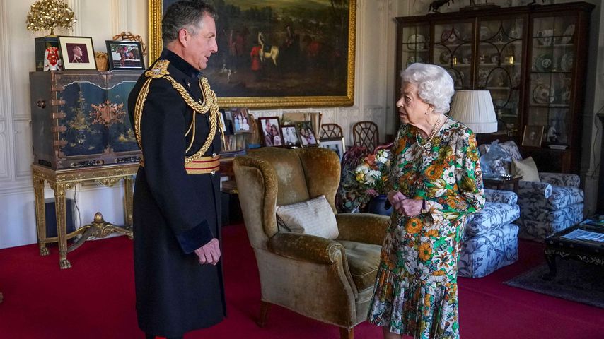 Queen Elizabeth II. und General Sir Nick Carter