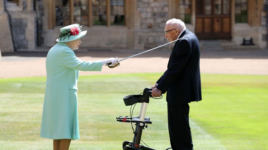 Queen Elizabeth II und Captain Tom Moore während der Ritter-Zeremonie