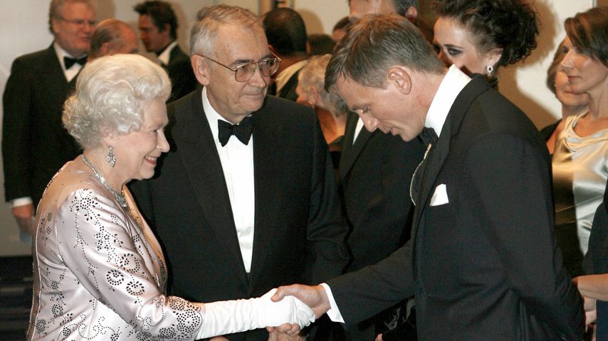 Queen Elizabeth II. und Daniel Craig im November 2006