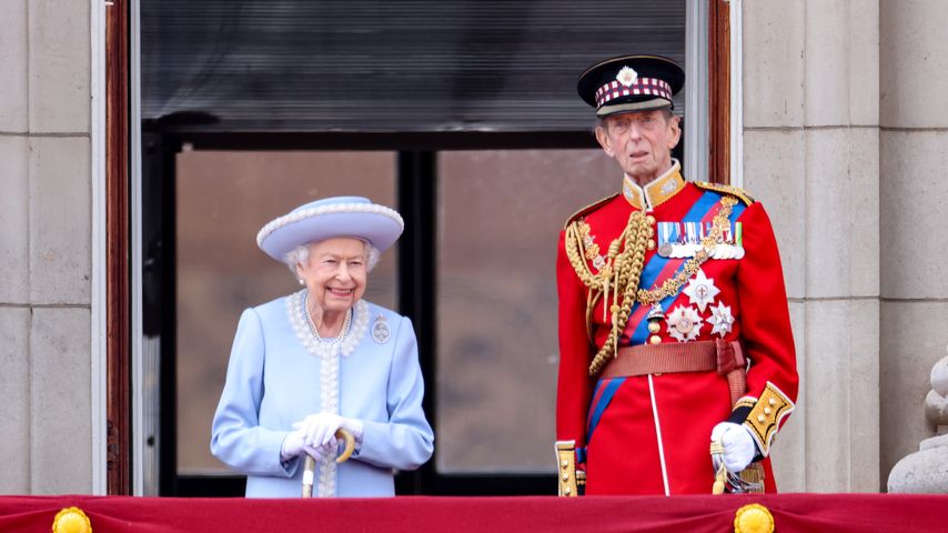 Endlich: Erster Auftritt von der Queen bei ihrer Parade!