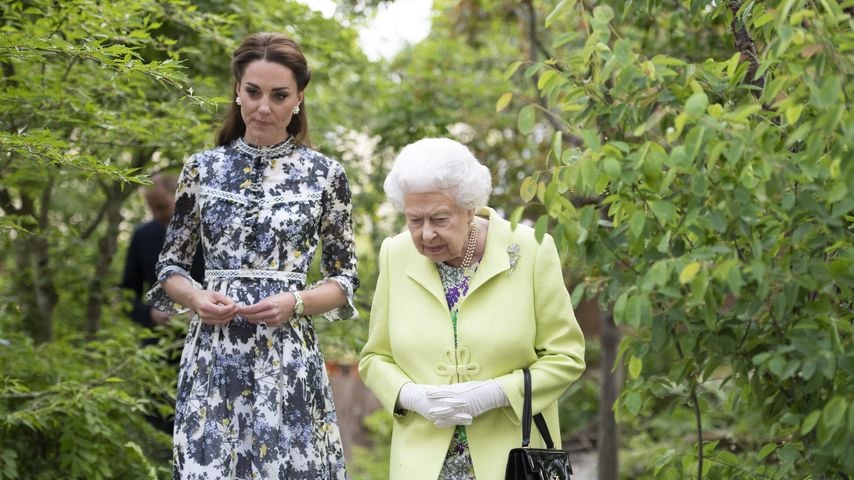 Queen Elizabeth II. und Herzogin Kate bei einer Blumenschau