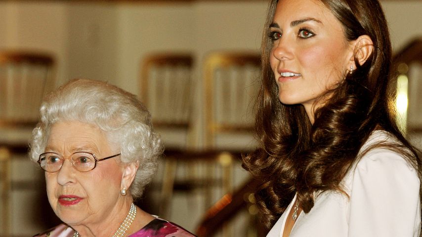 Queen Elizabeth II. und Herzogin Kate bei einer Ausstellung, 2011