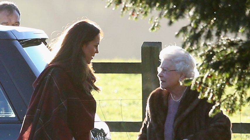 Queen Elizabeth II. und Herzogin Kate reden miteinander, 2013