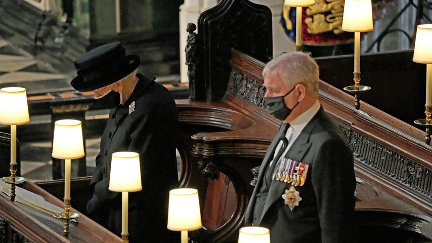 Queen Elizabeth II. und Prinz Andrew bei der Trauerfeier Prinz Philips