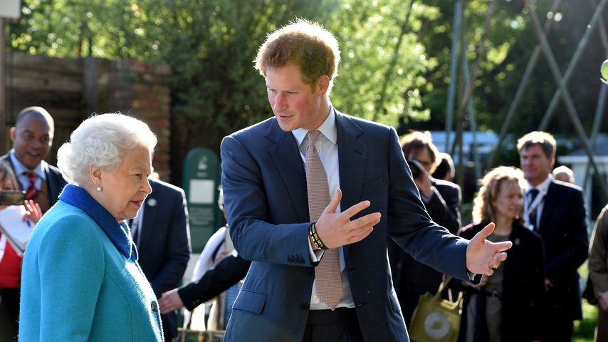 Queen Elizabeth II. und Prinz Harry bei der Chelsea Flower Show 2015