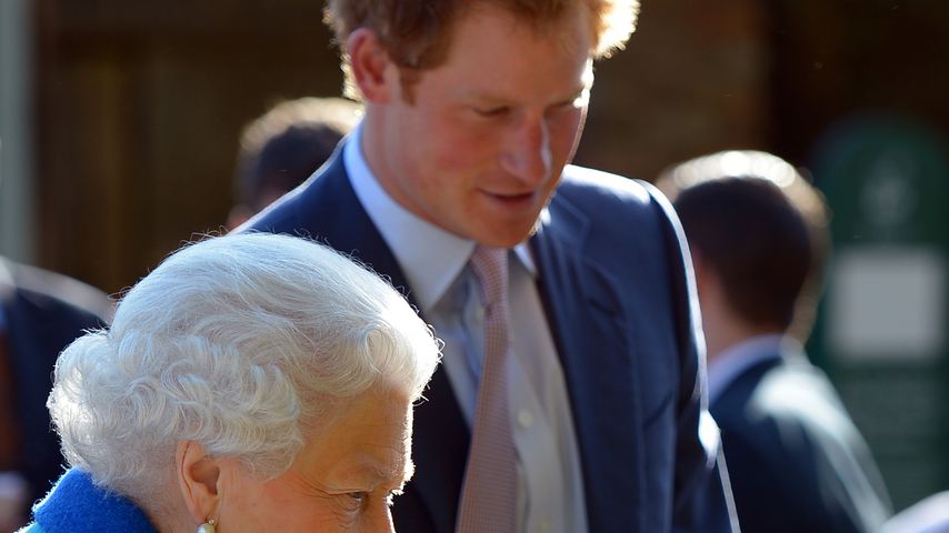 Queen Elizabeth II. und Prinz Harry in London