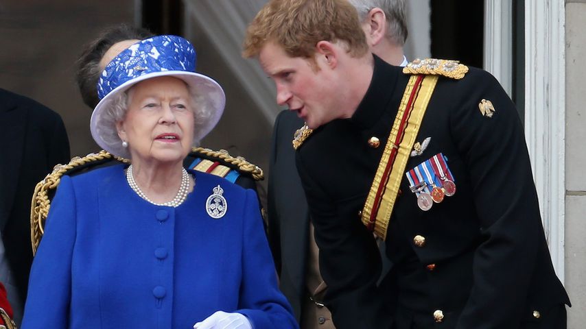Queen Elizabeth II. und Prinz Harry auf dem Balkon des Buckingham-Palastes in London im Juni 2013