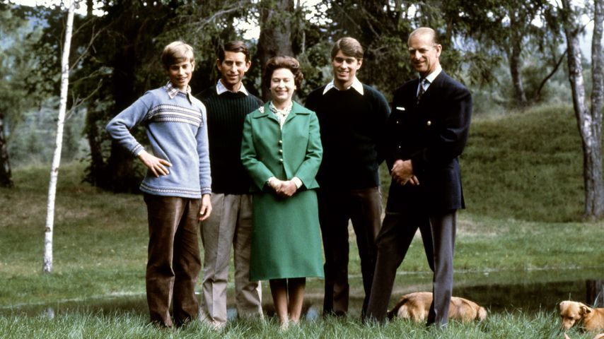 Queen Elizabeth II. und Prinz Philip mit ihren drei Söhnen im Jahr 1979