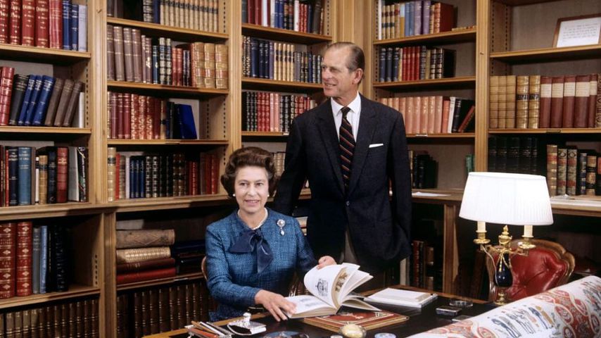 Queen Elizabeth II. und Prinz Philip in der Bibliothek von Balmoral Castle, 1976