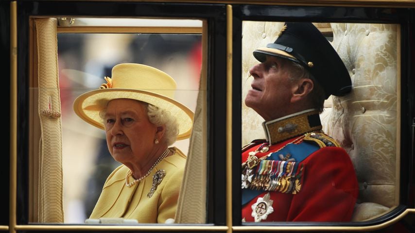 Queen Elizabeth II. und Prinz Philip nach der Hochzeit Prinz Williams
