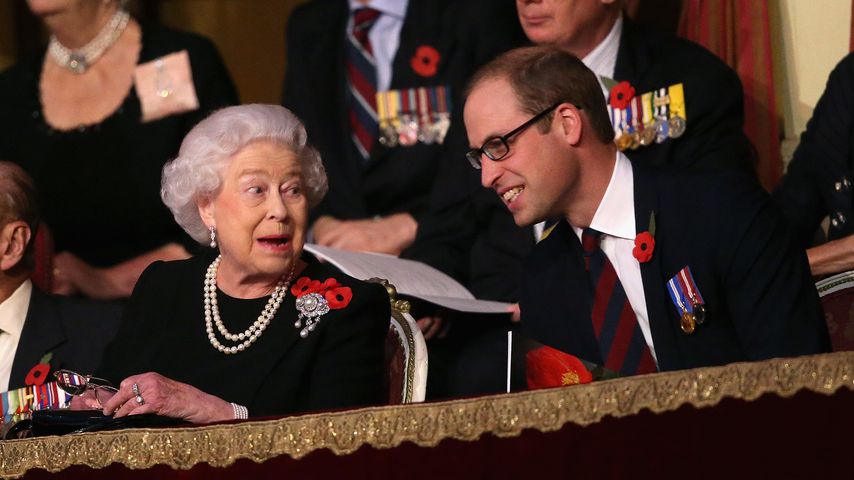Queen Elizabeth II. und Prinz William im November 2015