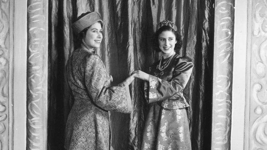 Queen Elizabeth II. und Prinzessin Margaret für ein Pantomime-Stück im Dezember 1943