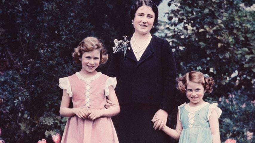 Queen Elizabeth (l.) mit Mutter, Schwester und den Hunden im Juni 1936