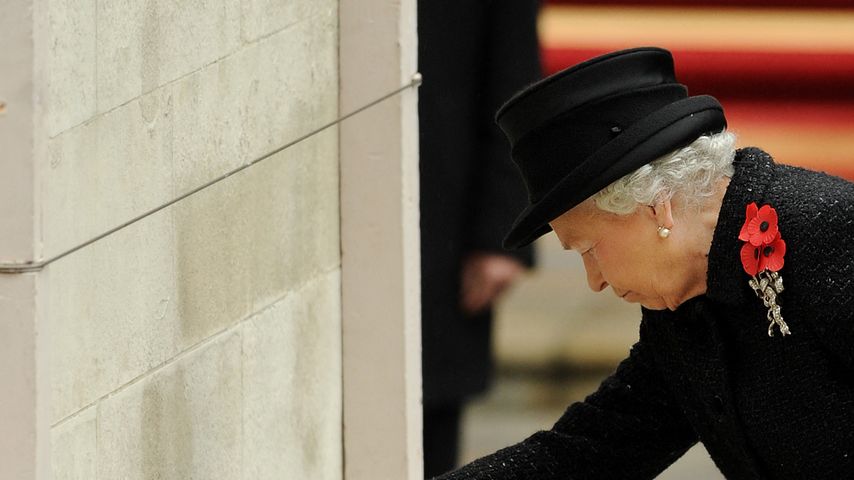 Queen Elizabeth II. legt einen Kranz anlässlich des Remembrance Days nieder