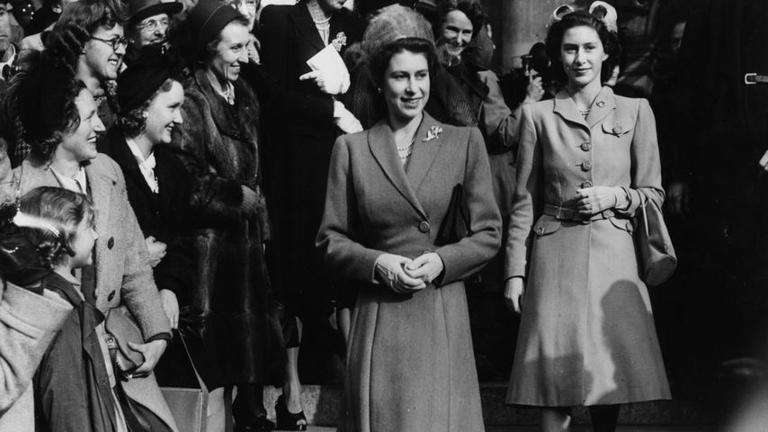 Queen Elizabeth mit ihrer Schwester Margaret, Oktober 1947