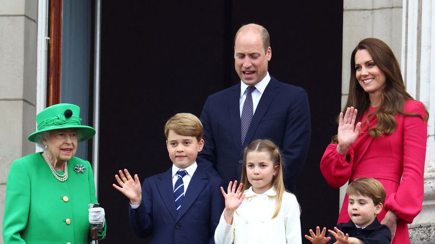 Queen Elizabeth, Prinz George, Prinzessin Charlotte, Prinz Louis, Prinzessin Kate und Prinz William