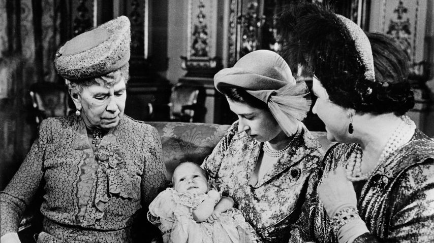 Queen Elizabeth (zweite von rechts) mit ihrer Tochter Anne, Queen Mary (links) und ihrer Mutter