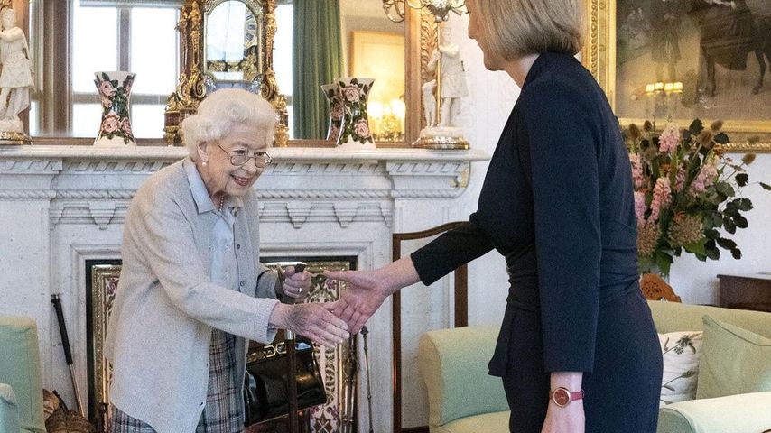 Blaue Flecken auf der Hand: Geht es der Queen nicht gut?