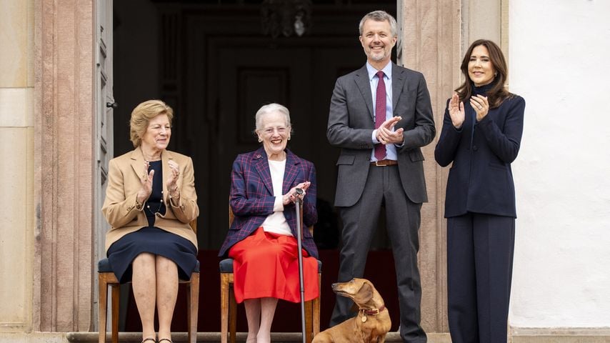 Margrethe, Anne‑Marie, Frederik X. und Mary beim Konzert der Livgarde zu Margrethes 86. Geburtstag im Innenhof von Schloss Fredensborg