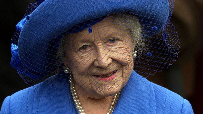 Queen Mum in Sandown Park, 2001