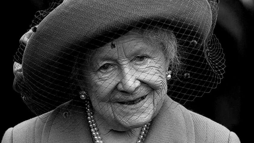 Queen Mum in Sandown Park, 2001