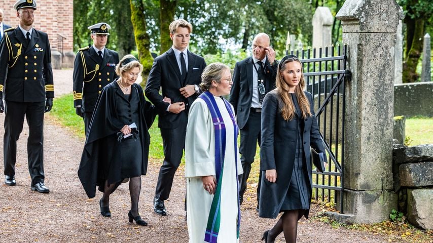 Queen Sonja, Prince Sverre Magnus, Ida Buen Hanevold und Kronprinzessin Ingrid Alexandra nach dem Trauergottesdienst in Asker