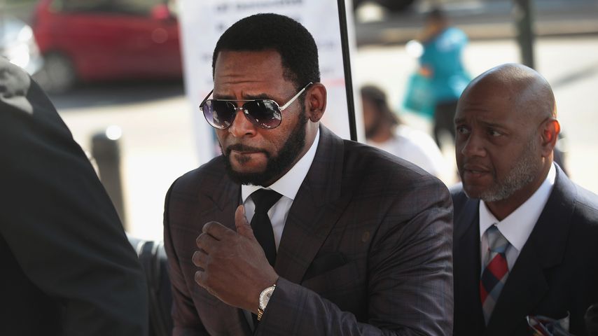 R. Kelly vor einem Gerichtsgebäude