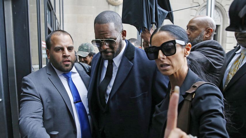 R. Kelly vor dem Gerichtsgebäude in Chicago, 2019