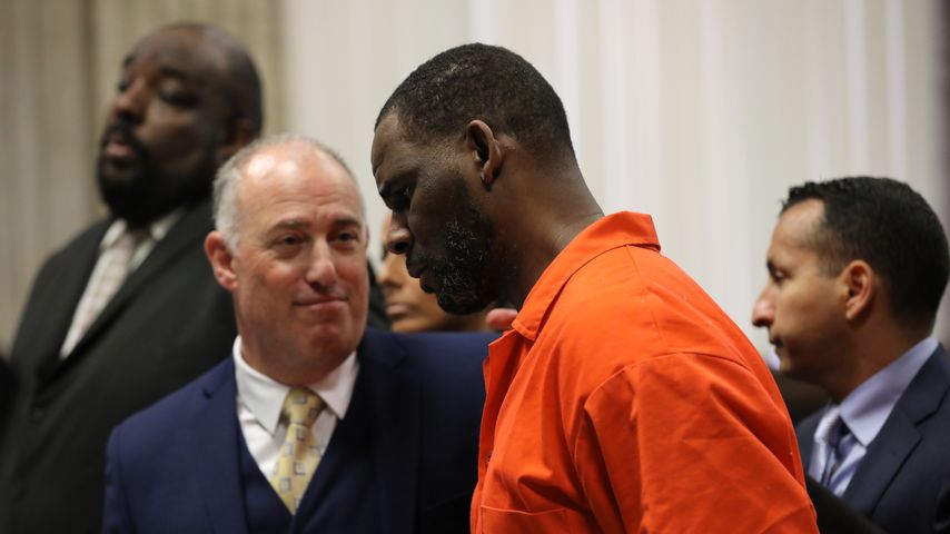R. Kelly und sein Anwalt im Gerichtssaal in Chicago, 2019