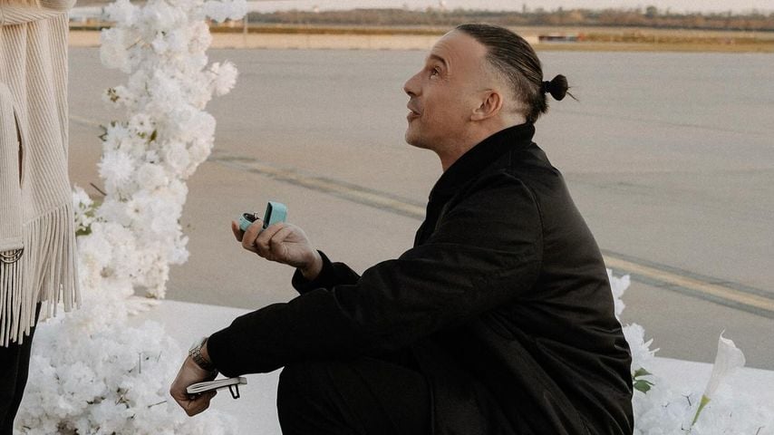 Rapper RAF Camora überrascht mit Heiratsantrag am Rollfeld