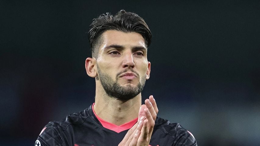 Rafa Mir applaudiert den mitgereisten Sevilla-Fans nach dem Spiel bei Manchester City.