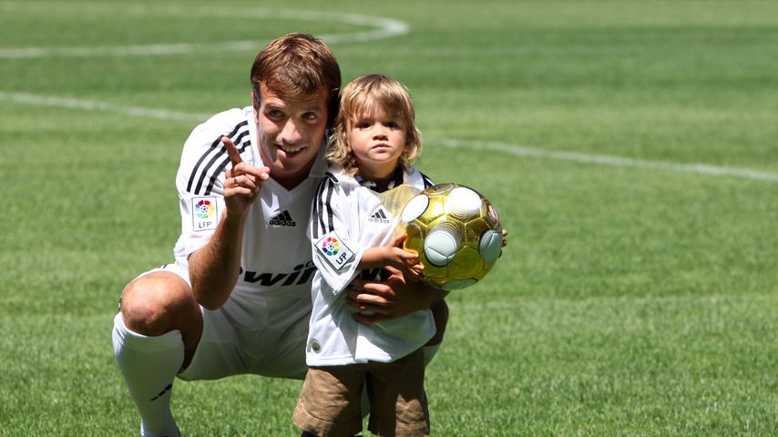 Rafael van der Vaart mit seinem Sohn Damian im Santiago Bernabeu Stadion