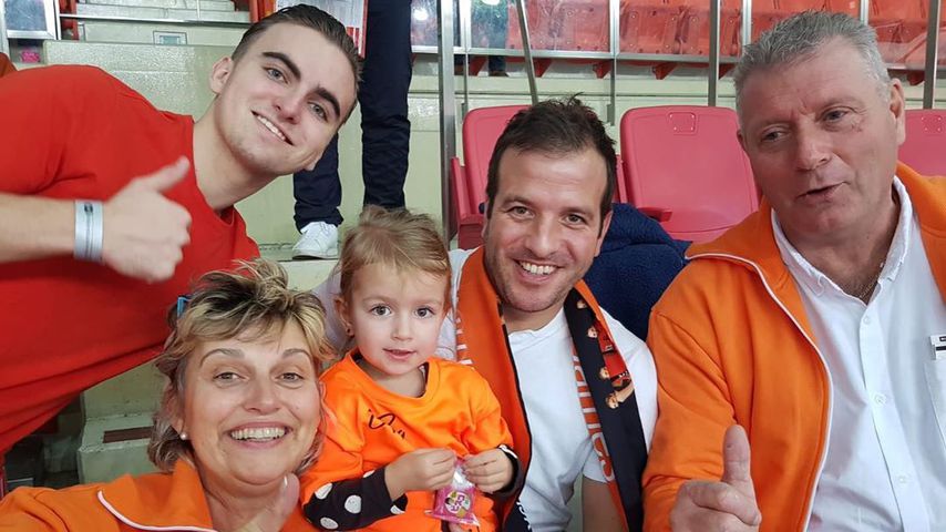 Rafael Van der Vaart und seine Familie beim Handball-WM-Finale in Japan