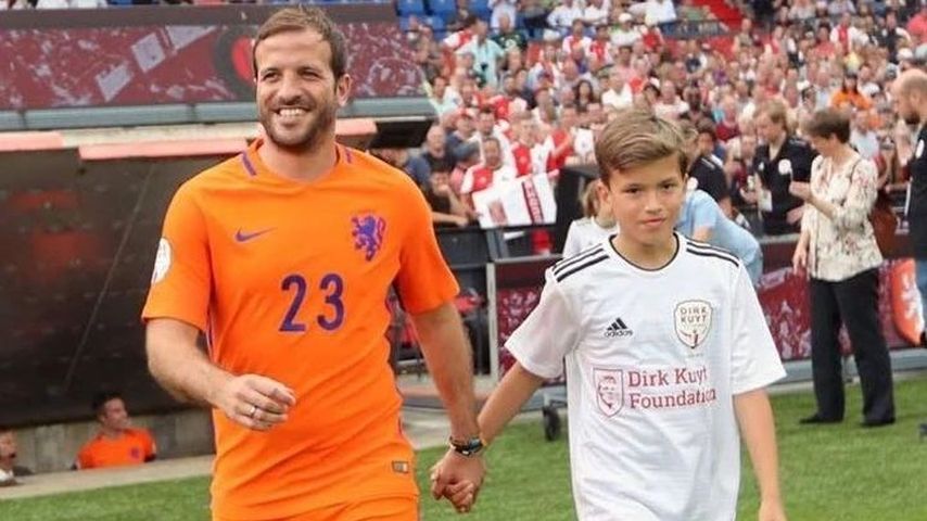 Rafael van der Vaart und Damian van der Vaart beim Einlaufen ins Fußballstadion