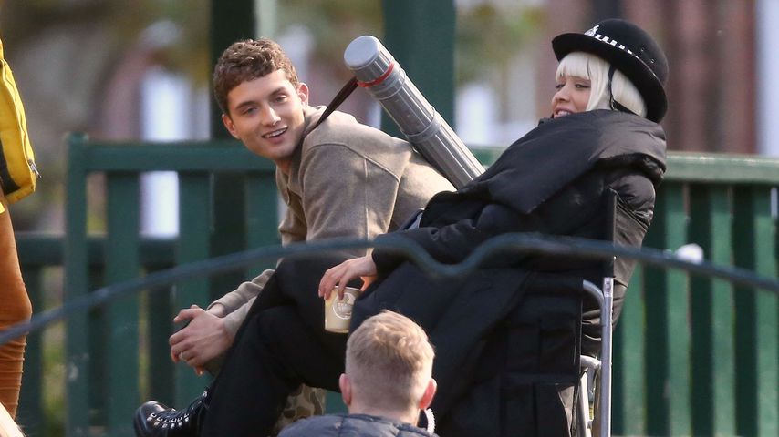 Rafferty Law und Rita Ora am Set von "Twist"