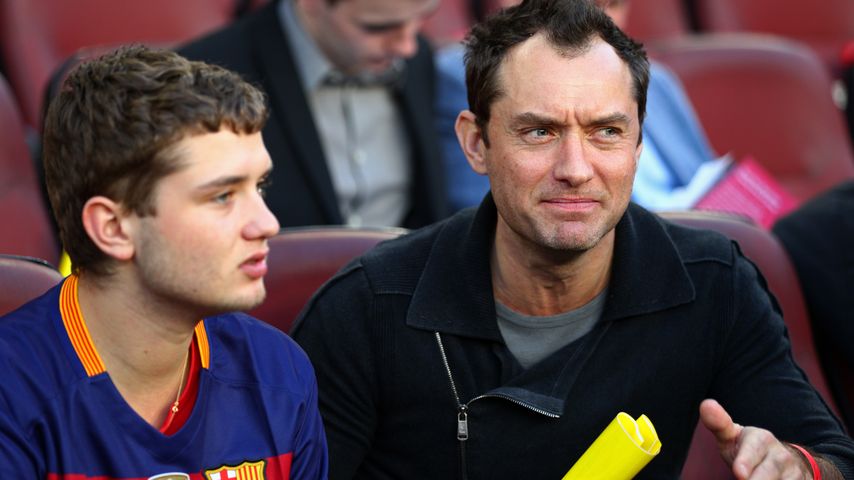 Jude Law (r.) mit seinem Sohn Rafferty in Spanien 2016