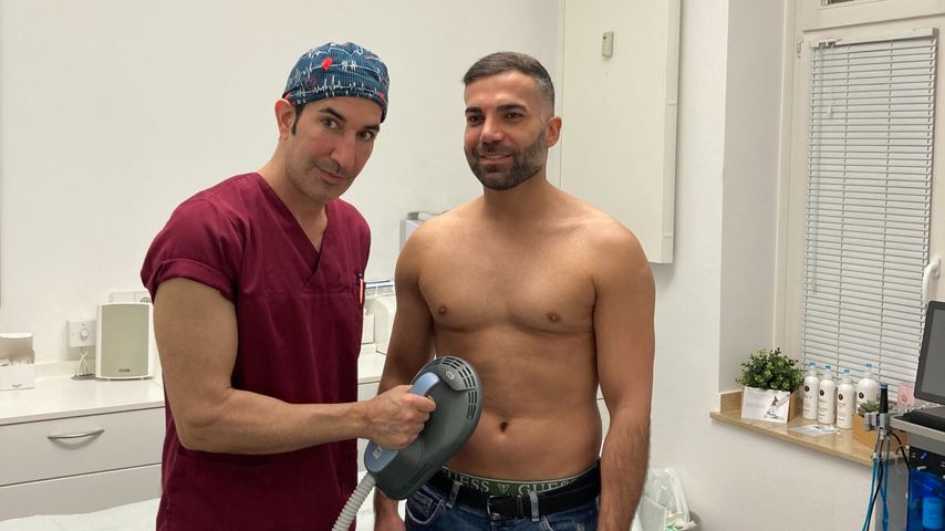 Rafi Rachek und Dr. Afschim Fatemi bei der Emsculpt Bauchmuskelbehandlung