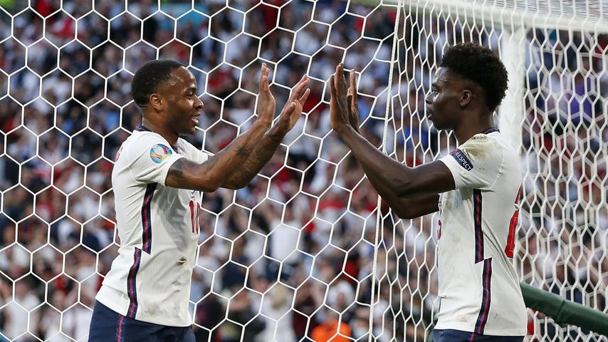Raheem Sterling und Bukayo Saka beim EM-Spiel gegen Dänemark