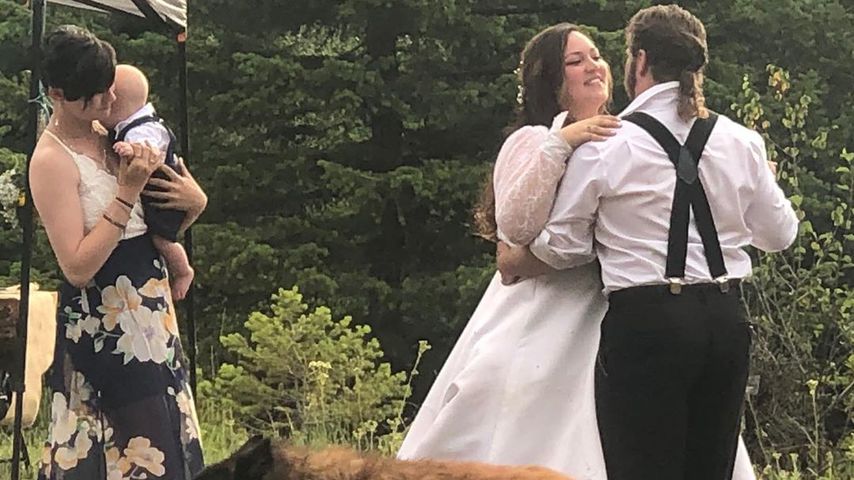 Rain und Baby Elijah sowie Gabe und Raquell bei ihrer Hochzeit, "Alaskan Bush People"-Stars
