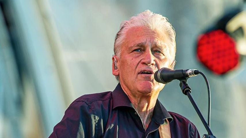 Sänger Rainhard Fendrich performt auf der Bühne, März 2025.