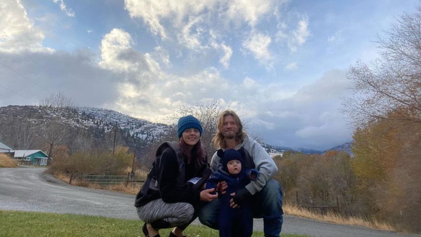Raiven Adams, Bear Brown und ihr Sohn River, November 2020