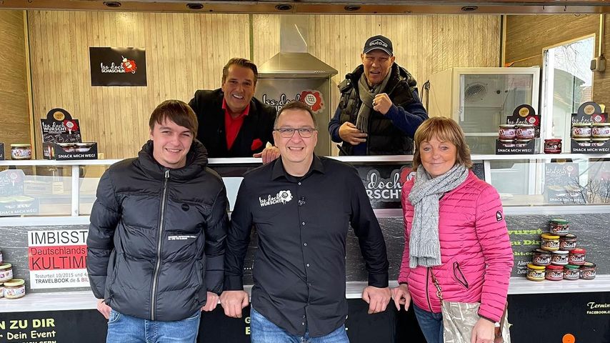 Ralf Dümmel aus Die Höhle der Löwen mit Axel Schulz, Marco Peters, Frau und Sohn vor Food Truck