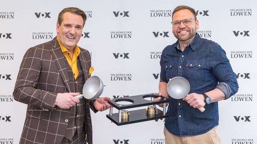 Ralf Dümmel und Steve Müller mit dem Produkt "DeWok"