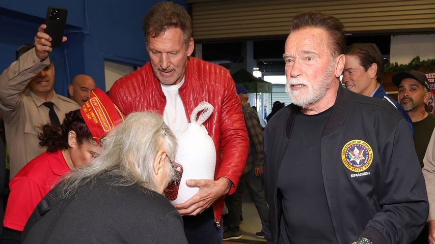 Arnold Schwarzenegger und Ralf Möller verteilen Truthähne